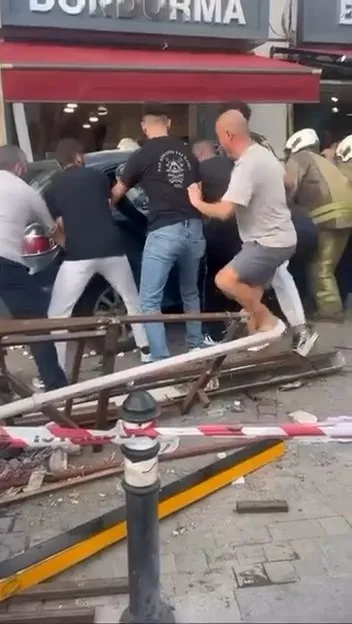 1788018183073.jpg Beykoz’da kontrolden çıkan araç kaldırımdaki yayaların arasına daldı, dondurmacıya çarparak durdu: 6 yaralı-3