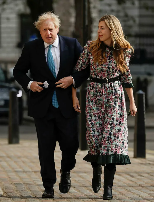 ingiltere-basbakani-boris-johnson-33-yas-kucuk-nisanlisiyla-gizli-bir-torenle-evlendi-1622328701167.jpg İngiltere Başbakanı Boris Johnson, 23 yaş küçük nişanlısıyla gizli bir törenle evlendi-5