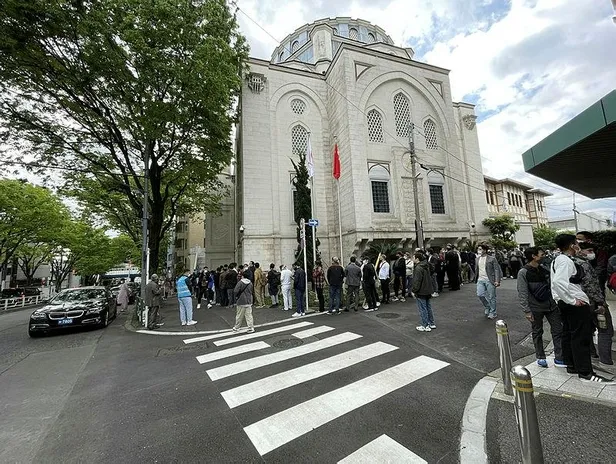 Tokyo Camisi'nde bayram namazı: Yoğun katılımı nedeniyle bayram namazı birkaç kez kılındı-4