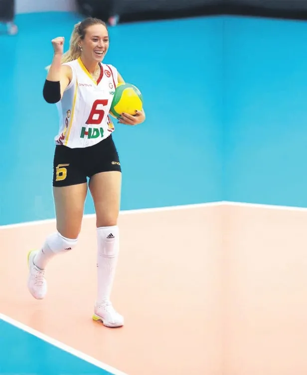 murat-dalkilic-hande-erceli-cok-cabuk-unuttu-milli-voleybolcu-derya-cayirgana-vuruldu-1598913733680.jpeg