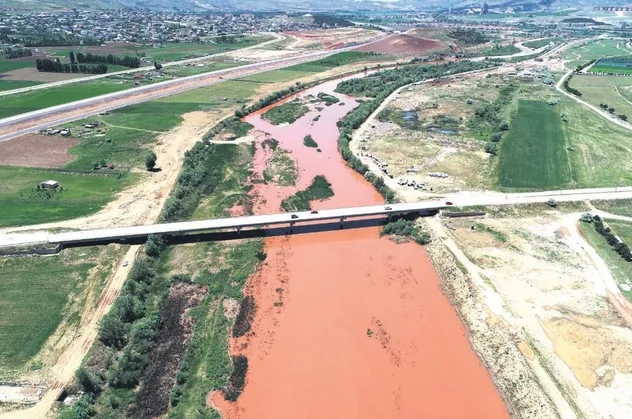 Kızılırmak Nehri yağışların ardından ultrabazik magmatik kayaçlardan aldığı minarellerle kızıla döndü!