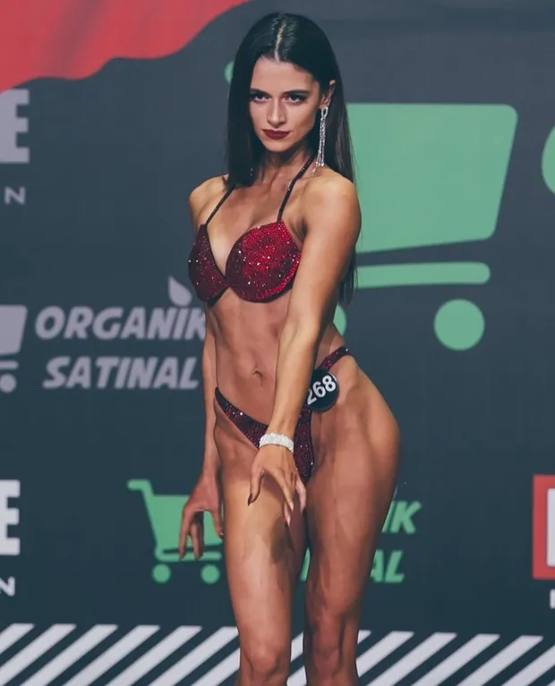 Survivor'ın yenisi Aleyna Çalışkan çıka çıka kim çıktı yarışmadan yarışmaya gezmiş! Bu buzdağının görünen yüzü Survivor Aleyna meğer...-6