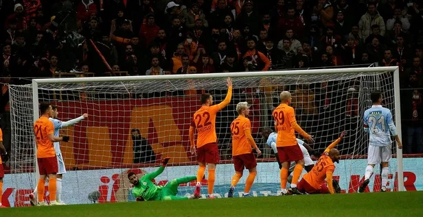 galatasarayin-galibiyet-hasreti-4-maca-cikti-basaksehir-ile-1-1-berabere-kaldi-1639851859175.jpeg Galatasaray'ın galibiyet hasreti 6 maça çıktı! Başakşehir ile 1-1 berabere kaldı-5