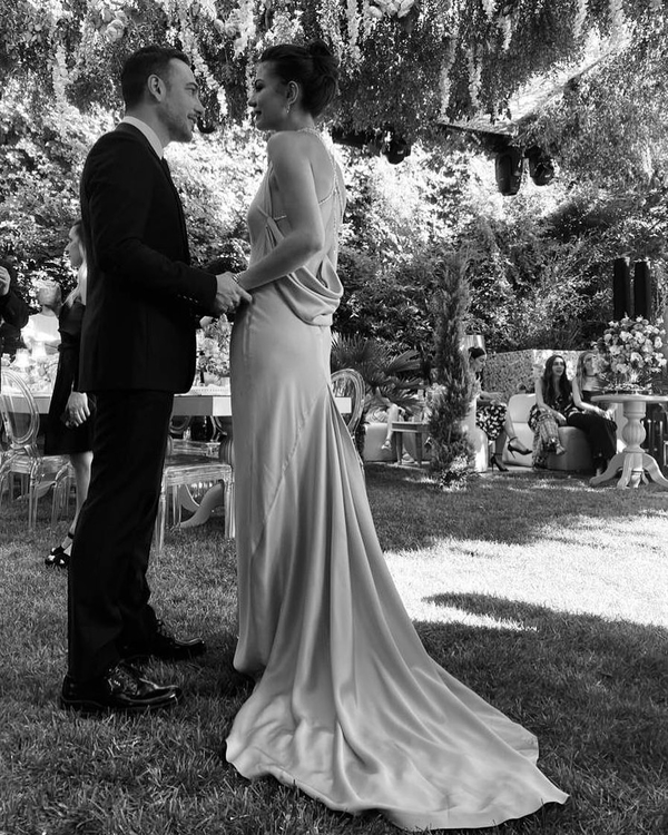 on-balayina-cikmislardi-demet-ozdemir-ve-oguzhan-kocun-dugun-tarihi-belli-oldu-geri-sayim-basladi-1657319904597.jpg Ön balayına çıkmışlardı! Demet Özdemir ve Oğuzhan Koç'un düğün tarihi belli oldu! Geri sayım başladı-3