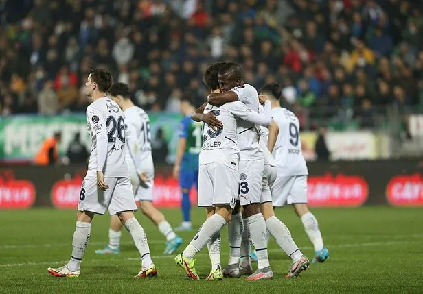 fenerbahce-rizeyi-6-golle-gecti-ust-uste-6-galibiyetini-alip-seriyi-devam-ettirdi-1650661888200.jpeg Fenerbahçe Rize'yi 6 golle geçti üst üste 6. galibiyetini alıp seriyi devam ettirdi-2