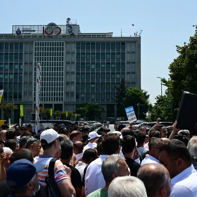 İBB binası önünde protesto