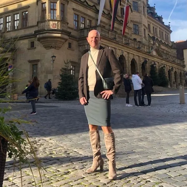 Dünya bu adamı konuşuyor! 3 çocuk babası ama işe topuklu ayakkabı ve etekle gidiyor!-5