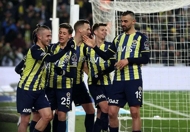 fenerbahce-konyaspora-karsi-geriden-gelip-kazanmayi-bildi-farki-2ye-indirdi-1647819924054.jpeg