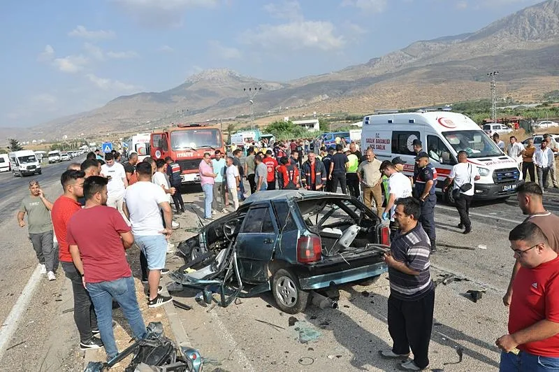 Mersin'de zincirleme kaza! Otobüs karşı şeride geçti: 2 ölü, 35 yaralı-2