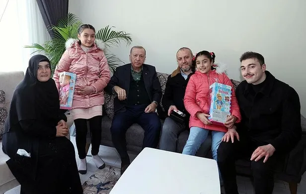 Başkan Erdoğan’ı duygulandıran sürpriz! 21 yıl önce Dereli ziyaretinde çekilen fotoğrafları gösterdi-6