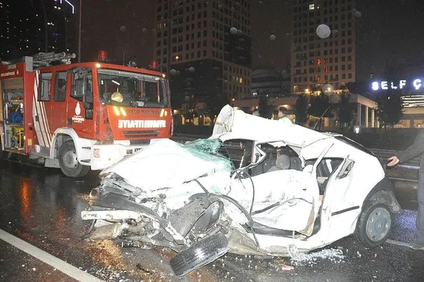 Son dakika: İstanbul'da gece yarısı yaşanan trafik kazasında ortalık savaş alanına döndü! 1 ölü 1 yaralı-4