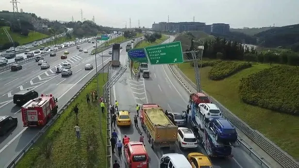Son dakika: Seyrantepe'de damperi açık hafriyat kamyonu yön tabelasına çarptı trafik kilitlendi-5