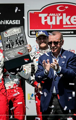 Türkiye Rallisi'nde zafer kazanan Tanak'ın ödülünü Erdoğan verdi