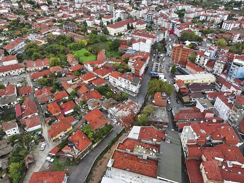 Yıkılan binalar havadan görüntülendi. (AA)