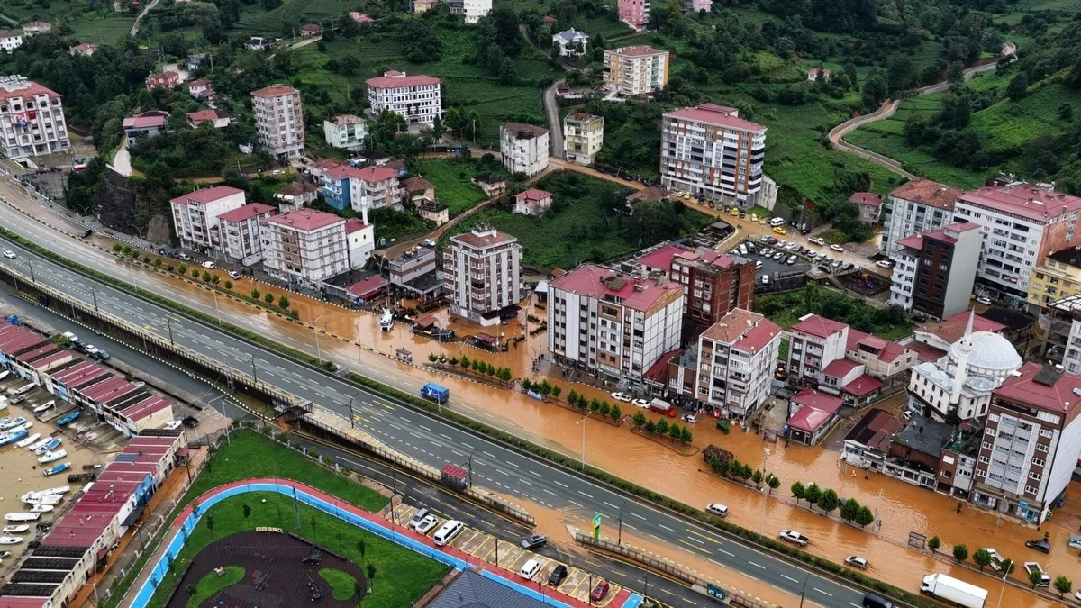 Karadeniz’de şiddetli yağış sele neden oldu... Yamaçlardan sahil yoluna balçık aktı