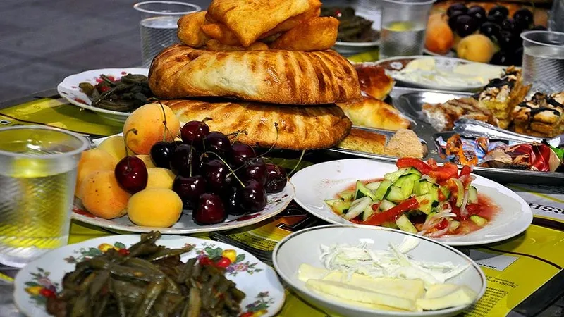 iftar-menulerinin-fiyati-belli-oldu-2025-ramazan-iftar-menuleri-ve-kumanya-fiyatlari-1740515196466.jpg