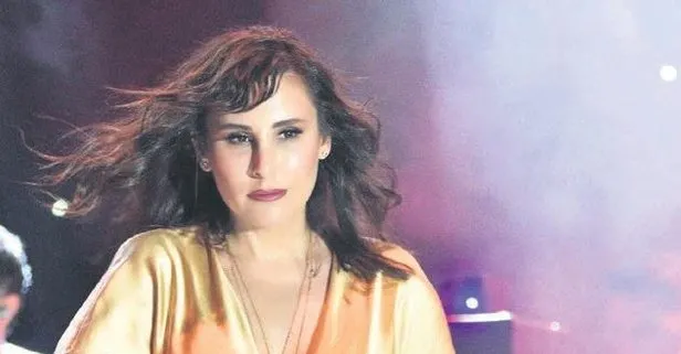 Funda Arar Bodrum Da Konser Verdi Orhan Gencebay Ve Sevim Emre Maskeyle Izledi Takvim
