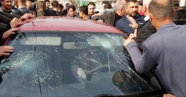 Batman'da öğrencileri taciz ettiği ileri sürülen kişiyi, öfkeli kalabalığın elinden polis kurtardı