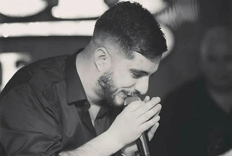 Genç şarkıcıya sahne çıkışı silahlı saldırı