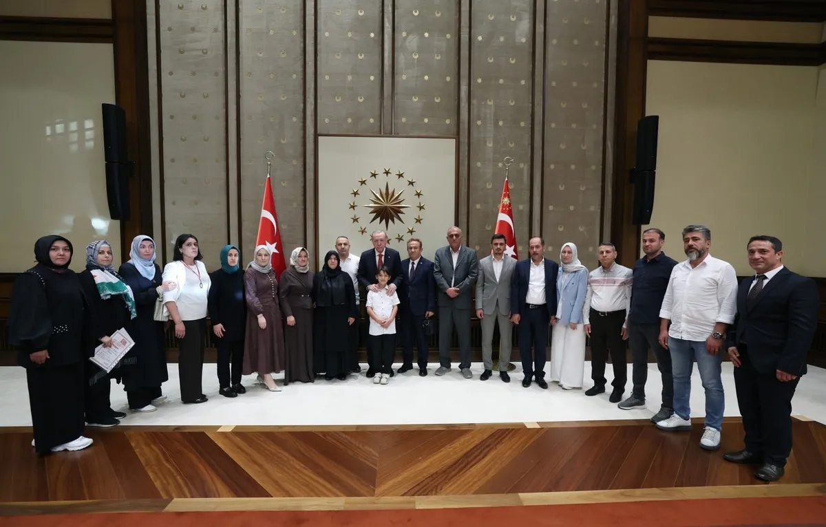 baskan-erdogan-okul-saldirisinda-evladini-kaybeden-ailelerle-bir-araya-geldi-1785871259677.jpeg Başkan Erdoğan okul saldırısında evladını kaybeden ailelerle bir araya geldi-2