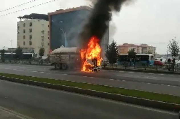 Malatya'da seyir halindeki şeker pancarı yüklü kamyon alev alev yandı