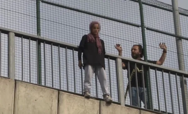 1695653662993.jpeg Kağıthane TEM'de intihar girişimi! Genç kadın korkuluklara çıktı: Çevredekiler o anları film izler gibi izledi...-3