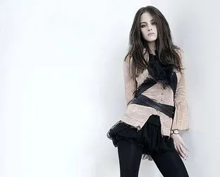 Kristen yan çizdi