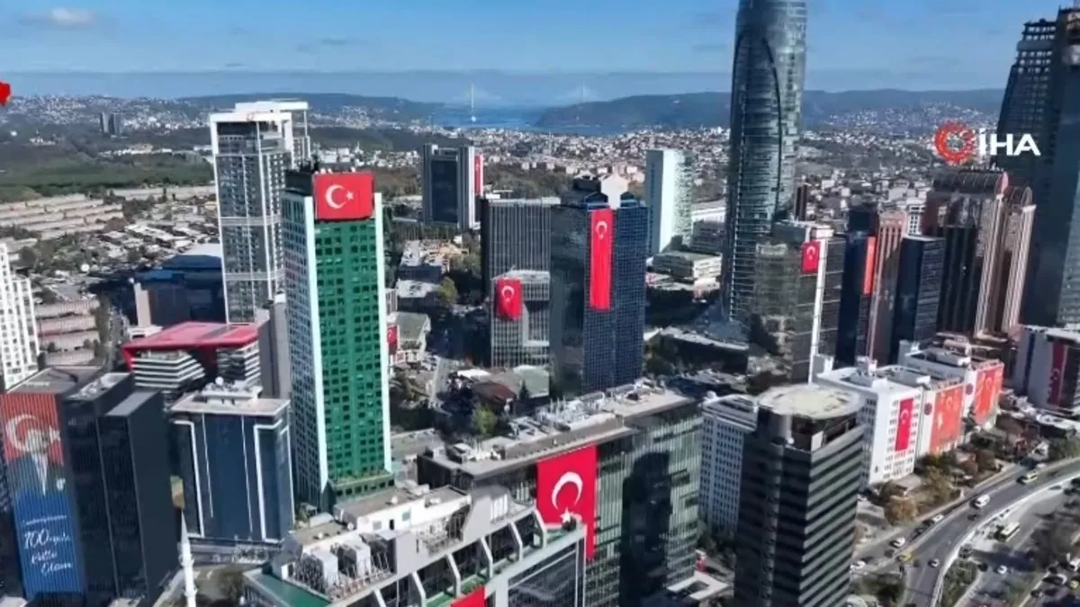 İstanbul’da 29 Ekim coşkusu! Gökdelenler bayraklarla süslendi