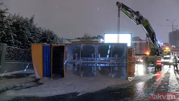 Beylikdüzü'nde kar küreme aracı devrildi! - 7