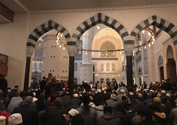 Çamlıca Camii'nde tarihi kalabalık! On binlerce vatandaş sabah namazına akın etti-2