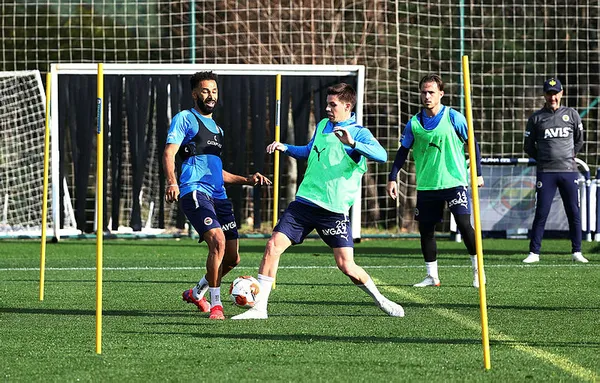fenerbahcede-sakatligi-bulunan-enner-valencia-topla-calismalara-basladi-1638792769230.jpg Fenerbahçe'de sakatlığı bulunan Enner Valencia topla çalışmalara başladı-4