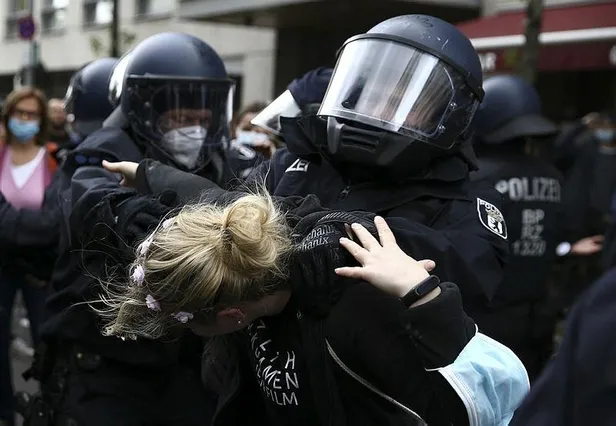 alman-polisinden-koronavirus-tedbirlerini-protesto-eden-eylemcilere-sert-mudahale-1621710486156.jpeg Alman polisinden koronavirüs tedbirlerini protesto eden eylemcilere sert müdahale!-3