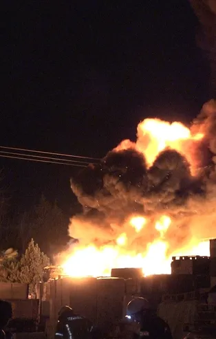 Trafodan çıkan kıvılcımlar iş yerini alev alev tutuşturdu