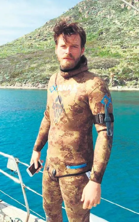 Ünlü oyuncu Kıvanç Tatlıtuğ okyanusta sörf yaptı!