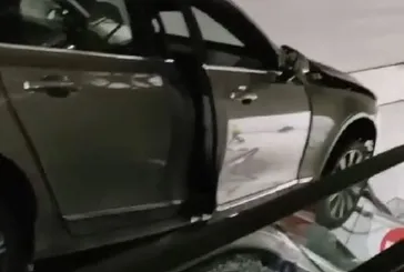 AVM’nin yürüyen merdivenine daldı!