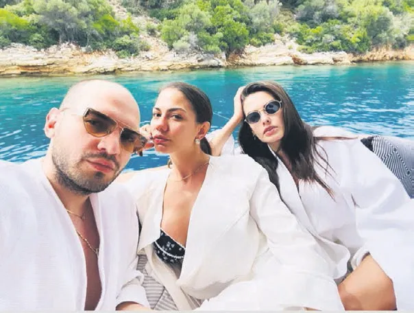 demet-ozdemir-tekneyle-egeye-acildi-ortalik-karisti-giydigi-bikini-yok-satti-1591831527708.jpg