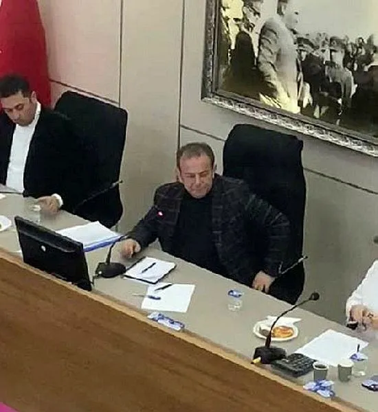 eski-chpli-ilkay-bayrak-ile-belediye-meclis-toplantisinda-tartisti-salon-dis-1706809943265.jpeg CHP'li Tanju Özcan, eski CHP'li İlkay Bayrak'ın Belediye Meclis toplantısından çıkarılmasını istedi! zabıta müdürü vekilini işten kovdu-5