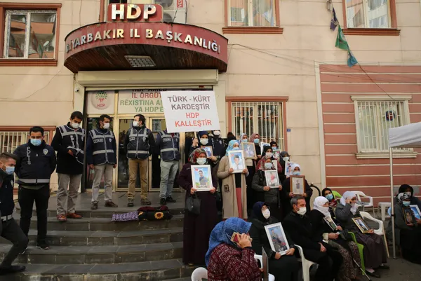 diyarbakirda-hdpnin-onundeki-eyleme-iki-aile-daha-katildi-1605963504751.jpg Diyarbakır'da HDP'nin önündeki eyleme iki aile daha katıldı-6