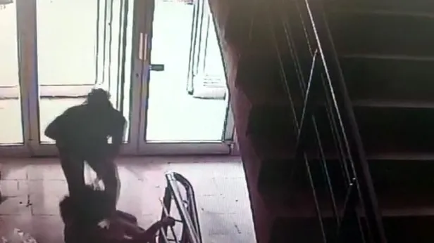 Komşu dehşeti kamerada! Darp etti, yerlerde sürükledi, saçlarını yoldu...-3