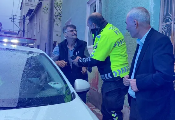 kaza-yapan-alkollu-surucu-trafik-polisine-sarilip-bayramlasti-1651585221735.jpg