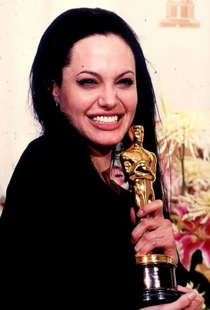 Eskiden Angelina Jolie