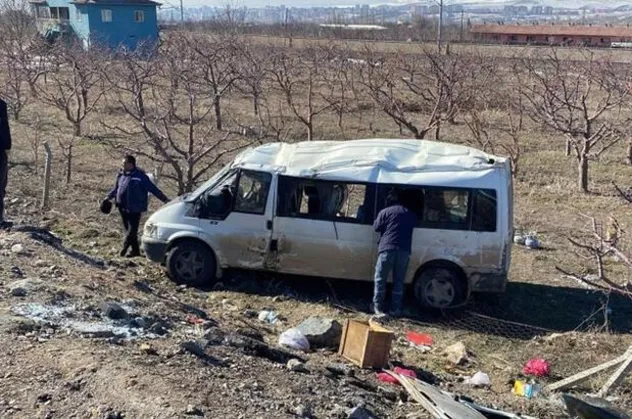 Niğde’de işçi servisi devrildi: 14 yaralı
