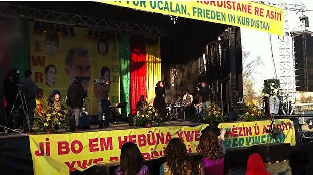 kilicdaroglu-hdp-ve-ismail-saymaz-ocalan-posteri-onunde-konser-veren-aynur-dogana-sahip-cikti-kurtce-engelleni-1652646951275.jpeg