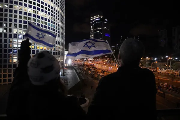 israil-yangin-yerine-ceviren-protestolarin-ardindan-netanyahudan-geri-adim-savunma-bakanini-goreve-iade-etti-1681157624797.jpg İsrail'i yangın yerine çeviren protestoların ardından Netanyahu'dan geri adım: Savunma Bakanı Gallant'ı göreve iade etti-9