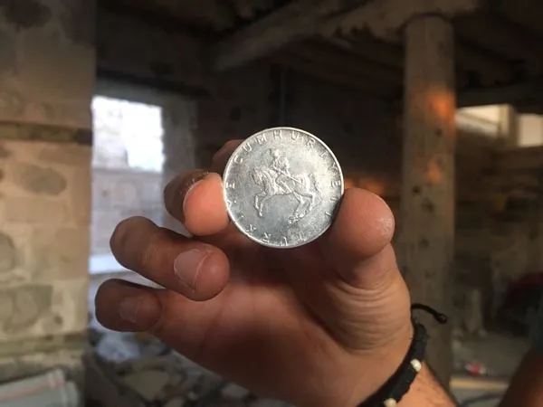 Tarihi konaktan para fışkırdı! Kapı kirişinde...-4