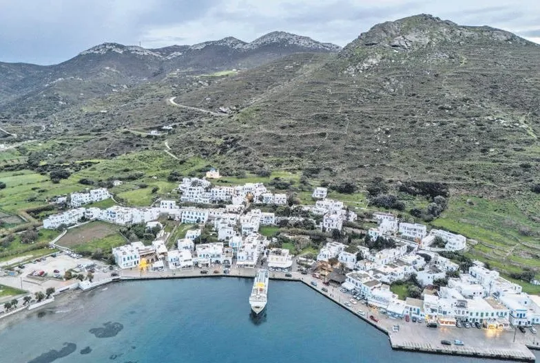 Santorini uğulduyor