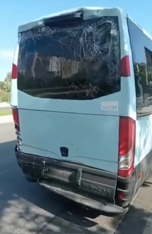 iett-otobusu-minibuse-carpti-korku-dolu-anlar-kamerada-1659530137911.jpg