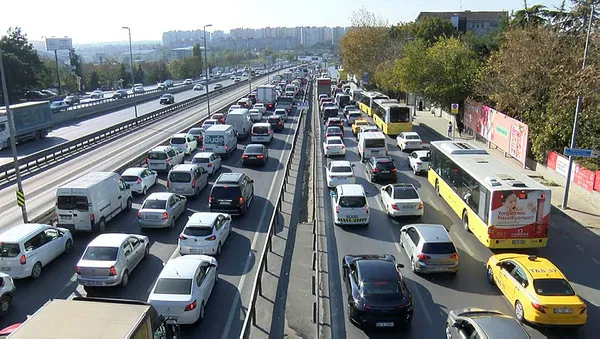 1636719682062.jpg İstanbul Bahçelievler'de zincirleme kaza! 7 araç birbirine girdi trafik kilitlendi-4