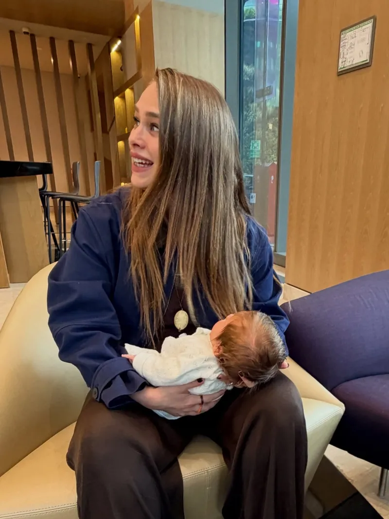 taze-anne-begum-onerden-minik-kiziyla-yeni-paylasim-1776514423189.jpg Taze anne Begüm Öner'den minik kızıyla yeni paylaşım-3