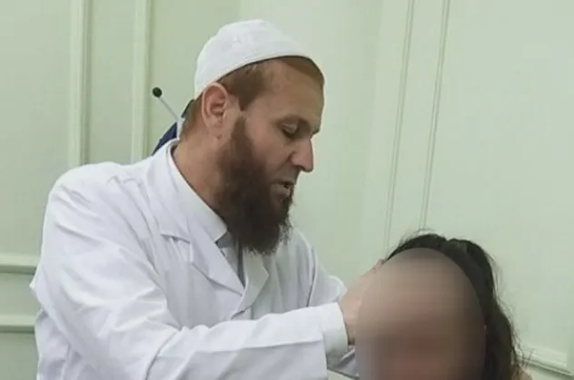 "Dayakla tedavi" yapan şarlatan Mala Ali Kürdistani'nin mühürlenen ofisi önünde hala bekliyorlar